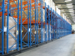 Mobilní skladovací zařízení pro skladování paletizovaného zboží se 20 dvojitými regálovými vozíky a stacionárními regály.